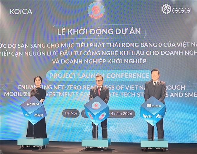 Đại biểu thực hiện nghi thức khởi động Dự án. Ảnh: Phạm Hậu - TTXVN