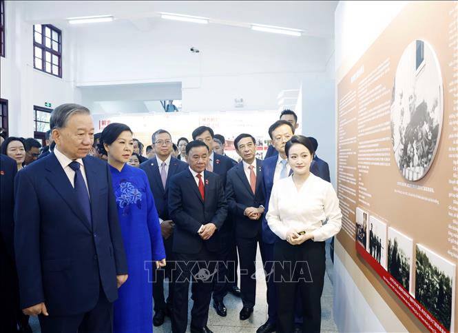 Tổng Bí thư, Chủ tịch nước Tô Lâm và Phu nhân nghe giới thiệu về Trường Dục Tài Nam Ninh. Ảnh: Thống Nhất - TTXVN