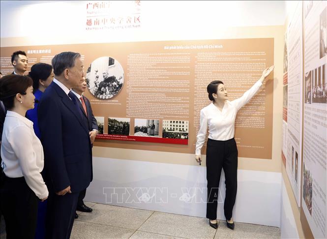 Tổng Bí thư, Chủ tịch nước Tô Lâm và Phu nhân nghe giới thiệu về Trường Dục Tài Nam Ninh. Ảnh: Thống Nhất - TTXVN