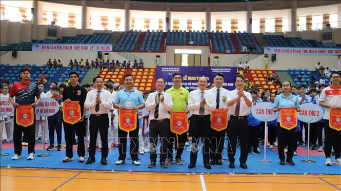 Đại diện các đoàn tham gia giải nhận cờ lưu niệm. Ảnh: Hồng Thái - TTXVN