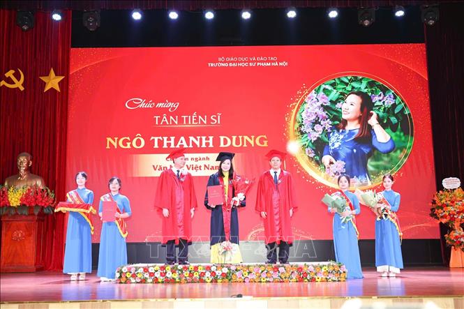 PGS.TS Nguyễn Đức Sơn – Hiệu trưởng, cùng PGS.TS Kiều Văn Hoan – Phó Hiệu trưởng (Trường Đại học Sư phạm Hà Nội) trao bằng tốt nghiệp cho các tân Tiến sĩ. Ảnh: Thanh Tùng - TTXVN