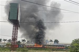 Cháy tàu hỏa tại Hải Phòng, thiêu rụi 2 toa, không có thương vong