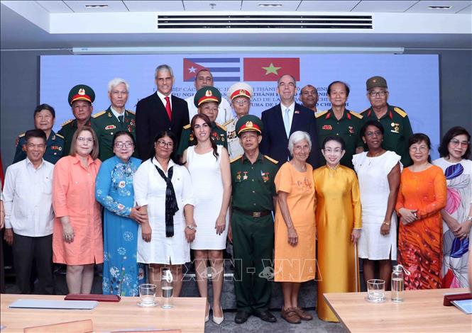 Các bạn Cuba chụp ảnh lưu niệm cùng đại diện Ban Liên lạc truyền thống Tiểu đoàn 261-Giron tại Thành phố Hồ Chí Minh. Ảnh: Xuân Khu-TTXVN