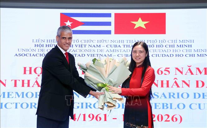 Bà Hà Thanh, Chủ tịch Liên hiệp các tổ chức hữu nghị Thành phố Hồ Chí Minh, tặng hoa chúc mừng ông Mauricio Alejandro Martinez Duque, tân Tổng lãnh sự Cộng hòa Cuba tại Thành phố Hồ Chí Minh. Ảnh: Xuân Khu-TTXVN