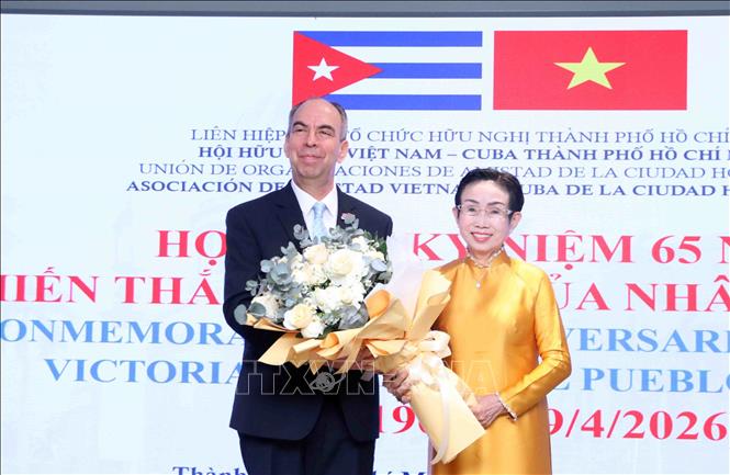 Bà Trương Thị Hiền, Chủ tịch Hội hữu nghị Việt Nam - Cuba Thành phố Hồ Chí Minh, tặng hoa chúc mừng ông Rogelio Polanco Fuentes, Đại sứ Cộng hòa Cuba tại Việt Nam. Ảnh: Xuân Khu-TTXVN