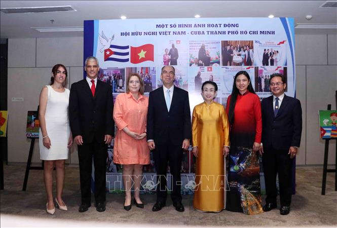 Ông Rogelio Polanco Fuentes (giữa), Đại sứ Cộng hòa Cuba tại Việt Nam, ông Mauricio Alejandro Martinez Duque (thứ 2 từ trái sang), tân Tổng lãnh sự Cộng hòa Cuba tại Thành phố Hồ Chí Minh dự buổi họp mặt. Ảnh: Xuân Khu-TTXVN