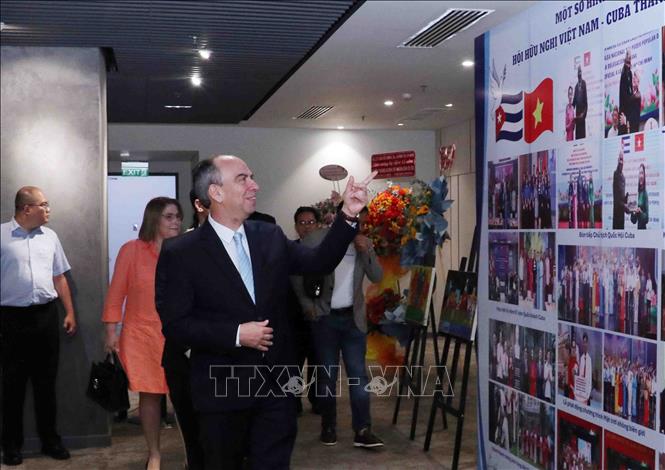 Ông Rogelio Polanco Fuentes, Đại sứ Cộng hòa Cuba tại Việt Nam, tham quan triển lãm các hình ảnh, tranh vẽ về tình hữu nghị Việt Nam-Cuba. Ảnh: Xuân Khu-TTXVN