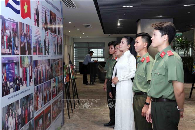 Các đại biểu tham quan triển lãm các hình ảnh về tình hữu nghị Việt Nam-Cuba. Ảnh: Xuân Khu-TTXVN