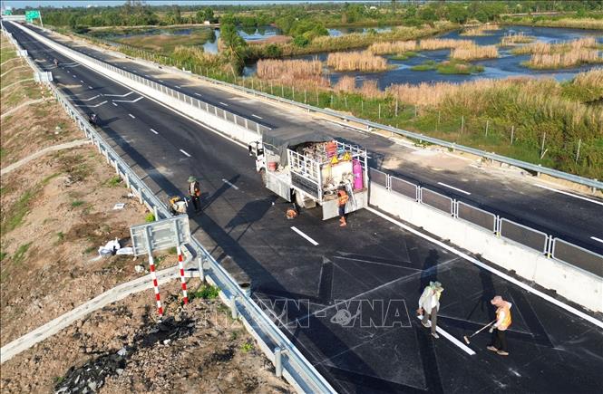 Các đơn vị thi công đẩy nhanh tiến độ nhằm kịp thông xe trước 30/4/2026. Ảnh: Tuấn Phi - TTXVN