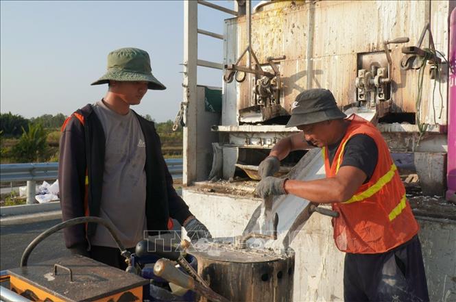 Chủ đầu tư huy động công nhân thi công các hạng mục công trình. Ảnh: Tuấn Phi - TTXVN