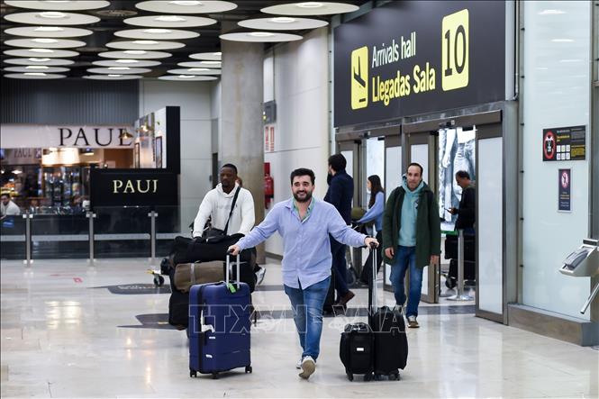 Hành khách tại sân bay ở Madrid, Tây Ban Nha. Ảnh: THX/TTXVN