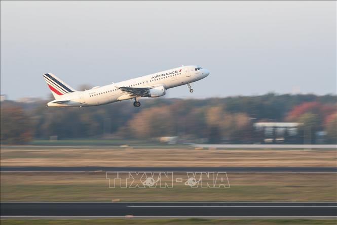 Máy bay cất cánh từ sân bay ở Berlin, Đức. Ảnh: THX/TTXVN
