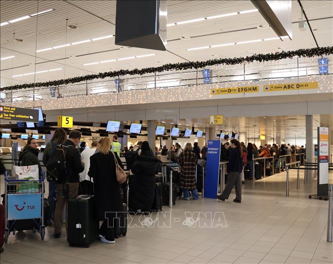 Hành khách chờ làm thủ tục tại sân bay ở Amsterdam, Hà Lan. Ảnh: THX/TTXVN