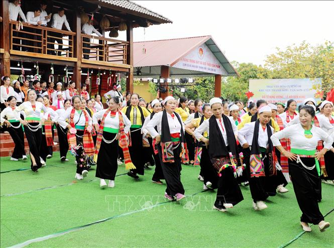 Tiết mục Vũ điệu kết đoàn của đồng bào các dân tộc huyện miền núi Tân Sơn, Thanh Sơn cũ thuộc cụm Trại văn hóa số 5 tại khu di tích lịch sử Đền Hùng. Ảnh: Tạ Toàn - TTXVN
