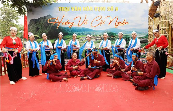 Tiết mục lưu thủy của xã Mường Lộc, cụm Hội trại văn hóa số 9 tại khu di tích lịch sử Đền Hùng. Ảnh: Tạ Toàn - TTXVN