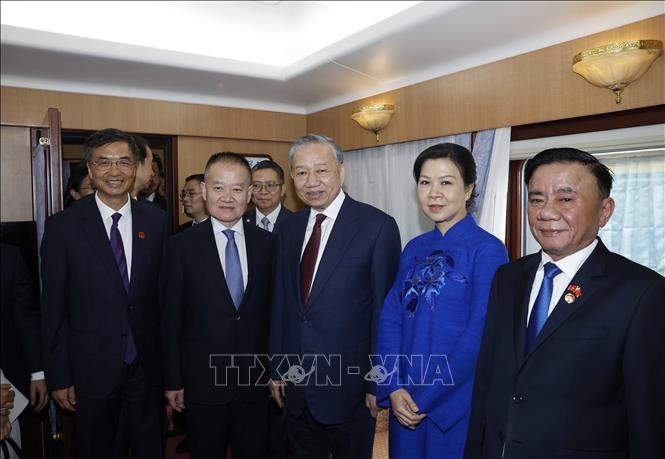 Các đồng chí lãnh đạo Trung Quốc tiễn Tổng Bí thư, Chủ tịch nước Tô Lâm cùng Phu nhân tại ga Bằng Tường, Trung Quốc. Ảnh: Thống Nhất -TTXVN