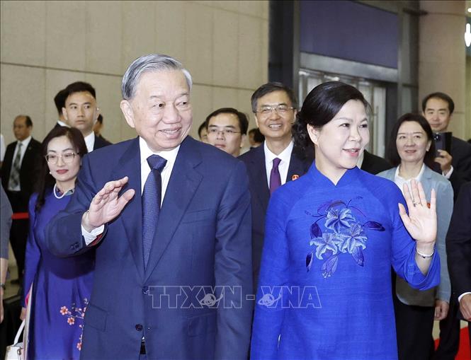 Tổng Bí thư, Chủ tịch nước Tô Lâm cùng Phu nhân tại ga Nam Ninh Đông, Thành phố Nam Ninh. Ảnh: Thống Nhất -TTXVN