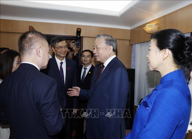 Các đại biểu Trung Quốc tiễn Tổng Bí thư, Chủ tịch nước Tô Lâm cùng Phu nhân tại ga Bằng Tường, Trung Quốc. Ảnh: Thống Nhất -TTXVN