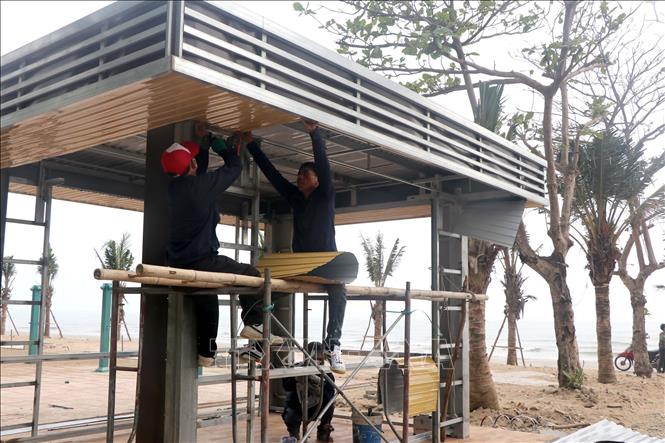 Cửa Lò xây dựng các điểm tắm tráng phục vụ du khách. Ảnh: Trịnh Duy Hưng - TTXVN