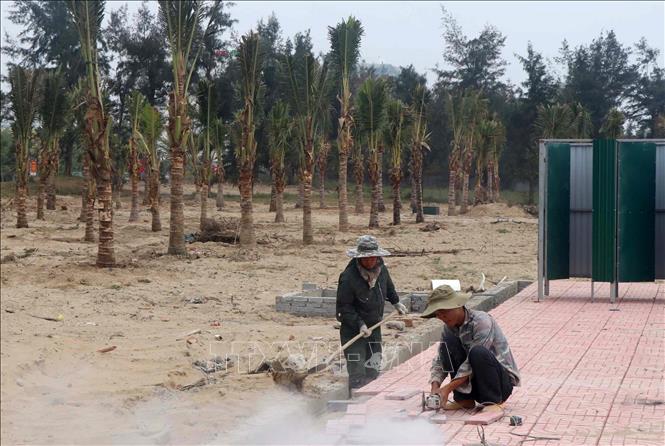 Chỉnh trang biển Cửa Lò đón mùa du lịch 2026. Ảnh: Trịnh Duy Hưng - TTXVN