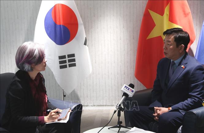 Đại sứ Vũ Hồ trả lời phỏng vấn của Phóng viên TTXVN tại Hàn Quốc. Ảnh: Trường Giang - PV TTXVN tại Hàn Quốc