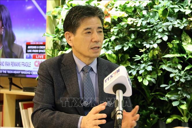 Ông Kwon Sung Taek, Chủ tịch điều hành Hiệp hội giao lưu văn hóa, kinh tế Hàn - Việt (KOVECA) trả lời phỏng vấn của Phóng viên TTXVN tại Hàn Quốc. Ảnh: Trường Giang - PV TTXVN tại Hàn Quốc