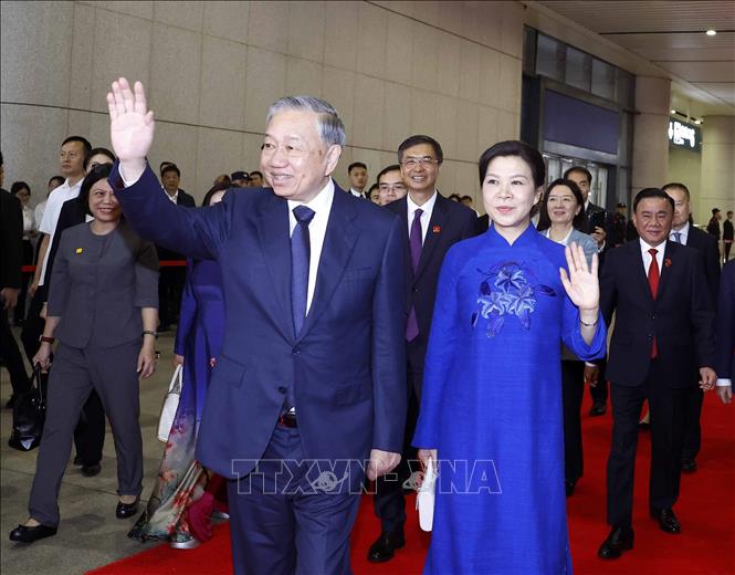 Tổng Bí thư, Chủ tịch nước Tô Lâm cùng Phu nhân tại ga Nam Ninh Đông, Thành phố Nam Ninh (Trung Quốc). Ảnh: Thống Nhất -TTXVN