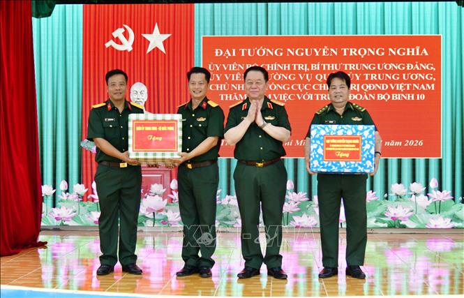 Đại tướng Nguyễn Trọng Nghĩa tặng quà cho Cán bộ, chiến sĩ Trung đoàn 10. Ảnh: Xuân Khu-TTXVN