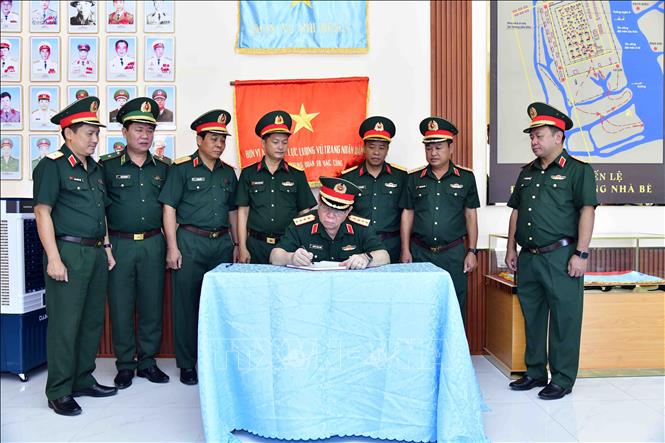 Đại tướng Nguyễn Trọng Nghĩa ghi cảm tưởng vào sổ lưu niệm tại Phòng truyền thống Trung đoàn 10. Ảnh: Xuân Khu-TTXVN