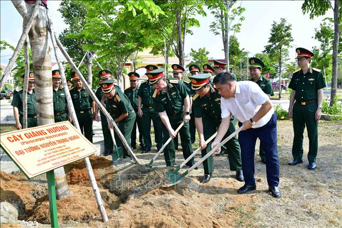 Đại tướng Nguyễn Trọng Nghĩa và các đại biểu trồng cây lưu niệm trong khuôn viên Đền thờ Anh hùng liệt sĩ Chiến khu Rừng Sác. Ảnh: Xuân Khu-TTXVN