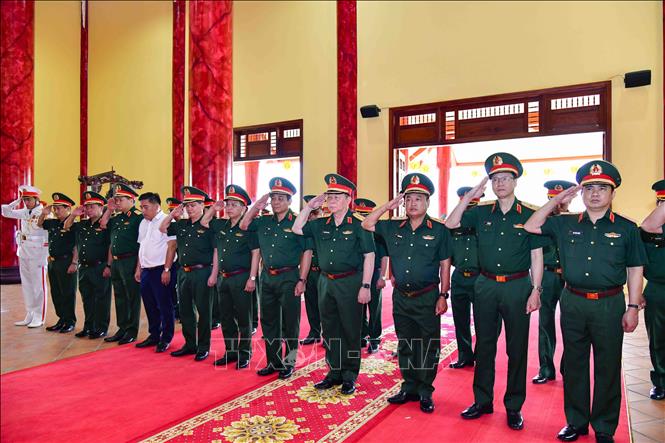 Trước đó, Đại tướng Nguyễn Trọng Nghĩa và đoàn công tác dâng hoa, dâng hương tại Đền thờ Anh hùng liệt sĩ Chiến khu Rừng Sác. Ảnh: Xuân Khu-TTXVN