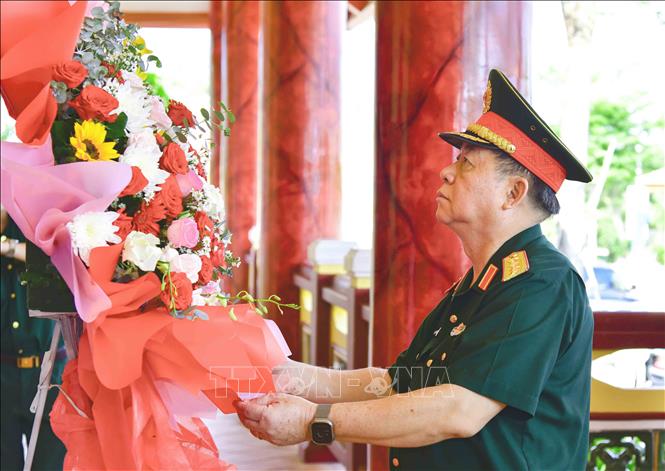 Đại tướng Nguyễn Trọng Nghĩa và đoàn công tác dâng hoa, dâng hương tại Đền thờ Anh hùng liệt sĩ Chiến khu Rừng Sác. Ảnh: Xuân Khu-TTXVN