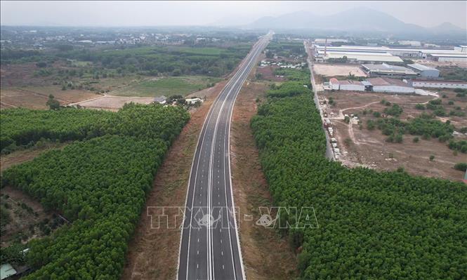 Một đoạn trên cao tốc Biên Hòa - Vũng Tàu đoạn qua Đồng Nai đã cơ bản hoàn thành. Ảnh: Công Phong - TTXVN