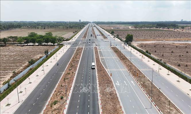 Đường 25B với 10 làn xe kết nối sân bay Long Thành đang được hoàn thiện. Ảnh: Công Phong - TTXVN