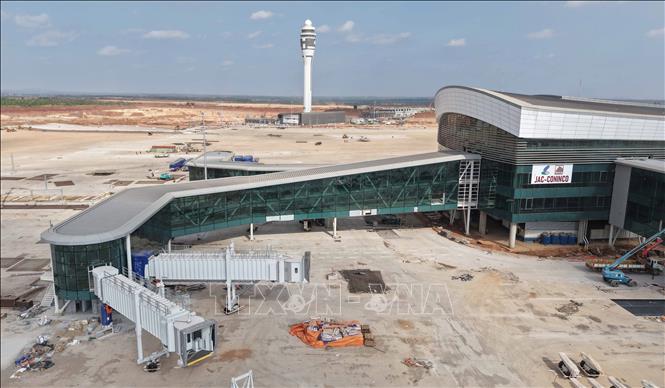 Phần cánh nhà ga và đài kiểm soát không lưu sân bay Long Thành đã cơ bản hoàn thành. Ảnh: Công Phong - TTXVN