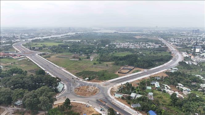 Đường trục trung tâm Biên Hòa (Đồng Nai) sắp hoàn thành, tuyến đường là trục kết nối mới giữa đô thị Đồng Nai và Thành phố Hồ Chí Minh. Ảnh: Công Phong - TTXVN
