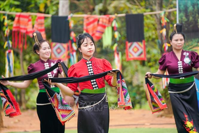 Hoạt động văn hoá tại không gian bản làng dân tộc Thái. Ảnh: Khánh Hoà - TTXVN