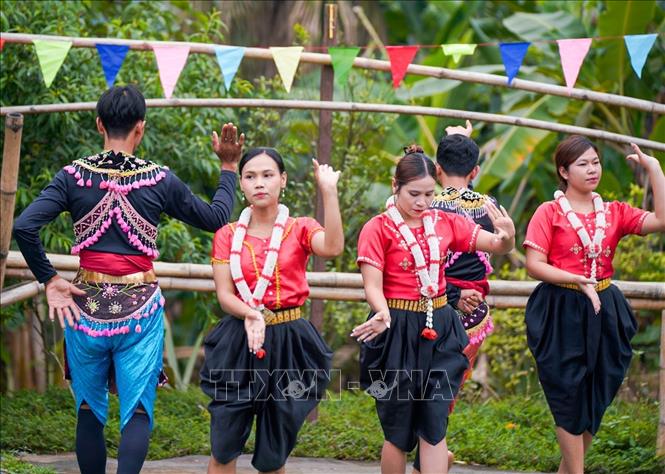 Hoạt động văn hoá tại không gian bản làng dân tộc Khơme. Ảnh: Khánh Hoà - TTXVN