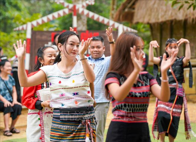 Hoạt động văn hoá tại không gian bản làng dân tộc Bana. Ảnh: Khánh Hoà - TTXVN