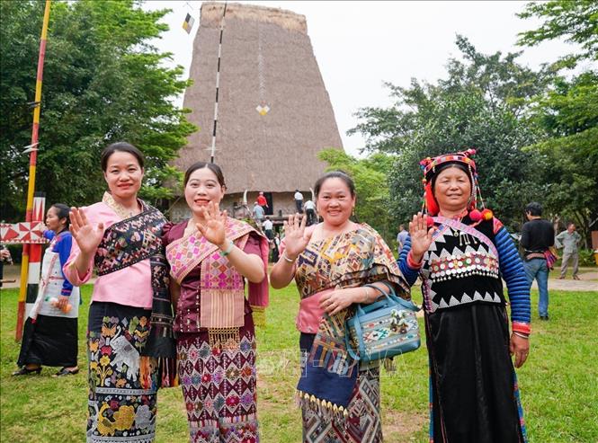 Các đại biểu tham gia giao lưu văn hoá tại không gian bản làng dân tộc Bana. Ảnh: Khánh Hoà - TTXVN