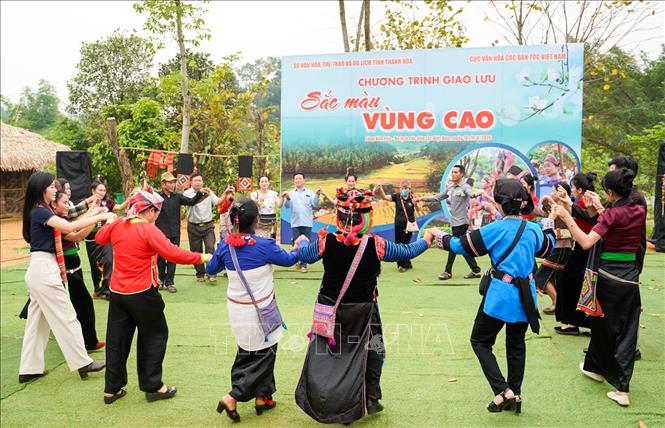 Các đại biểu tham gia giao lưu văn hoá tại không gian bản làng dân tộc Thái. Ảnh: Khánh Hoà - TTXVN