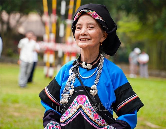 Nghệ nhân ưu tú Lồ Lài Sửu, dân tộc Bố Y (tỉnh Lào Cai) hào hứng chia sẻ cảm xúc khi tham gia hoạt động. Ảnh: Khánh Hoà - TTXVN