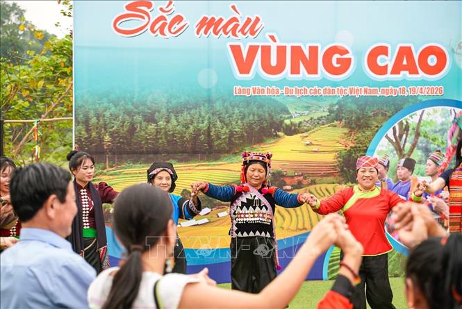 Các đại biểu tham gia giao lưu văn hoá tại không gian bản làng dân tộc Thái. Ảnh: Khánh Hoà - TTXVN