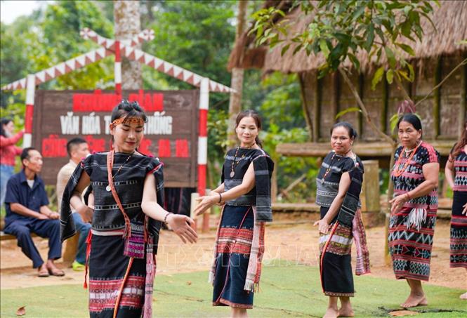 Hoạt động văn hoá tại không gian bản làng dân tộc Bana. Ảnh: Khánh Hoà - TTXVN