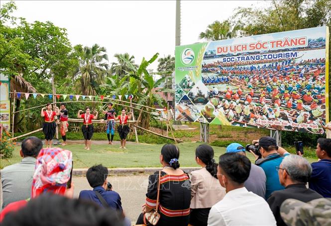 Hoạt động văn hoá tại không gian bản làng dân tộc Khơme. Ảnh: Khánh Hoà - TTXVN
