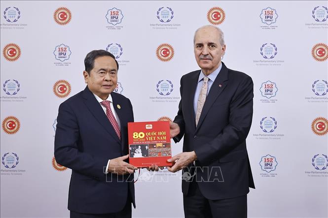 Chủ tịch Quốc hội Trần Thanh Mẫn tặng sách 