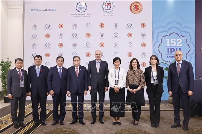 Chủ tịch Quốc hội Trần Thanh Mẫn và Chủ tịch Quốc hội Thổ Nhĩ Kỳ Numan Kurtulmus với đại biểu. Ảnh: Doãn Tấn – TTXVN