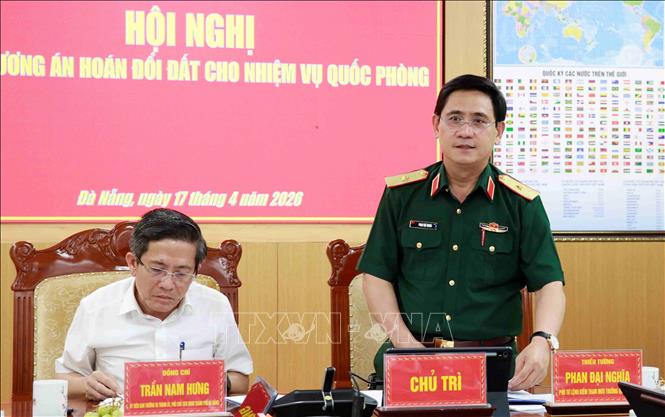 Thiếu tướng Phan Đại Nghĩa, Phó Tư lệnh, kiêm Tham mưu trưởng Quân khu 5 phát biểu tại Hội nghị. Ảnh: TTXVN phát