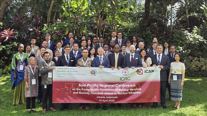 Đại diện chính phủ Indonesia, Áo, Chiến dịch Quốc tế Xóa bỏ Vũ khí Hạt nhân (ICAN) và Ủy ban Chữ thập đỏ Quốc tế (ICRC) cùng các đại biểu, chuyên gia quốc tế chụp ảnh lưu niệm. Ảnh: Minh Thái - Phóng viên TTXVN tại Indonesia.