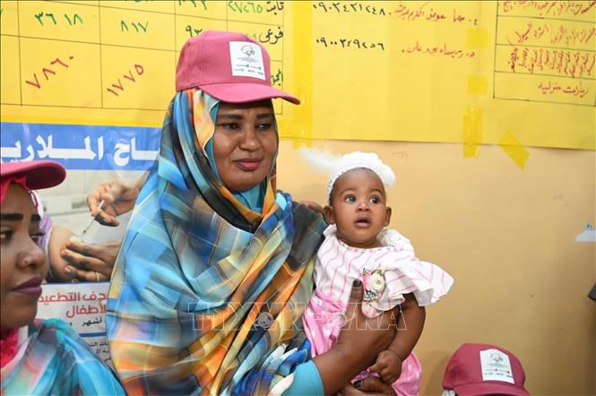 Em nhỏ chờ được tiêm vaccine tại Gedaref, Sudan. Ảnh: THX/TTXVN